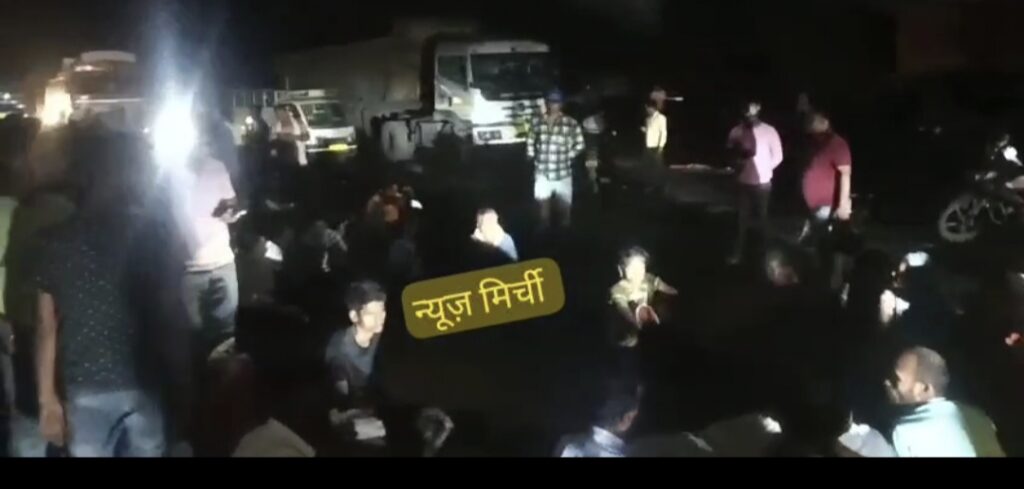 ЁЯУ░ рдкрд░реАрдХреНрд╖рд╛ рджреЗрдХрд░ рд▓реМрдЯ рд░рд╣реЗ 12рд╡реАрдВ рдХреЗ рдЫрд╛рддреНрд░ рдХреА рд╕рдбрд╝рдХ рд╣рд╛рджрд╕реЗ рдореЗрдВ рдореМрдд, рдЖрдХреНрд░реЛрд╢рд┐рдд рдЧреНрд░рд╛рдореАрдгреЛрдВ рдиреЗ рдХрд┐рдпрд╛ рдЪрдХреНрдХрд╛ рдЬрд╛рдо…рджреЗрдЦрд┐рдП рд╡реАрдбрд┐рдпреЛ!!