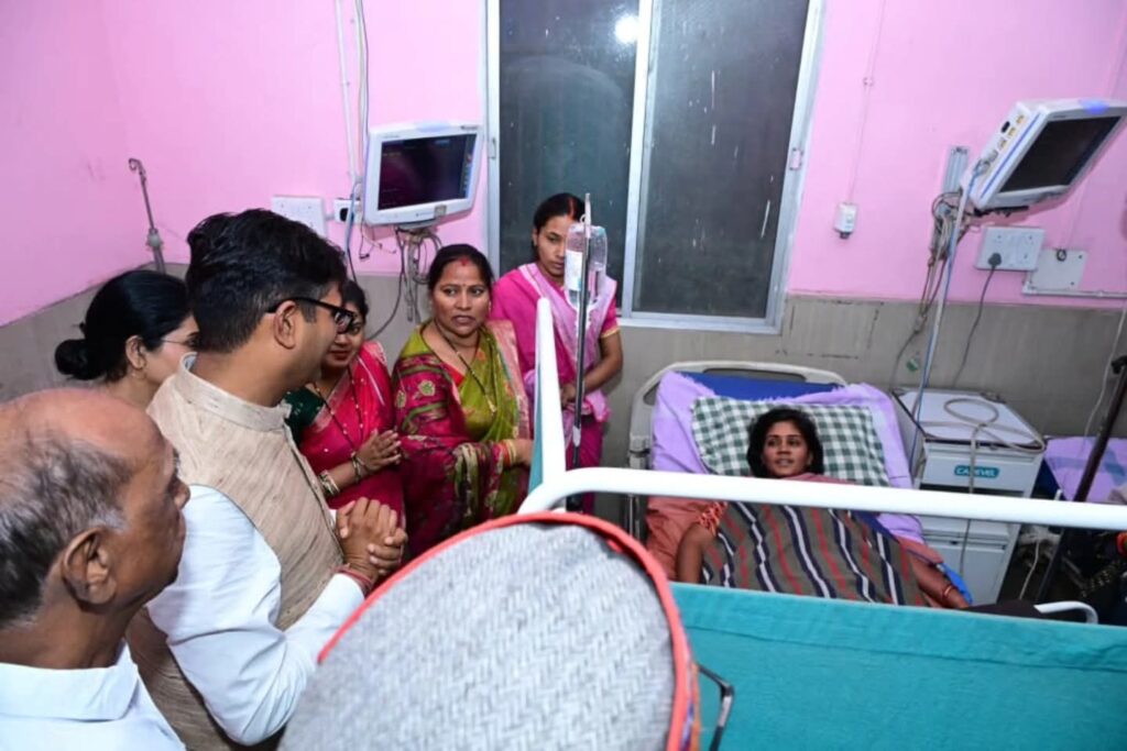 जहरीले सांप ने भाजपा पार्षद को काटा,अस्पताल में भर्ती — मिलने पहुंचे विधायक ओपी चौधरी!!