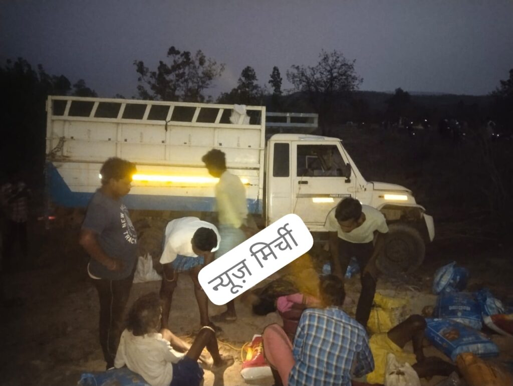 ✍️..ब्रेकिंग न्यूज़ मिर्ची..🌶️लैलूंगा:हादसे के बाद मची चीख-पुकार , ग्रामीणों से भरी पिकअप अनियंत्रित होकर पलटी~ 20-30 ग्रामीण घायल~बच्चों महिलाओं में मची चीख-पुकार…देखिए वीडियो