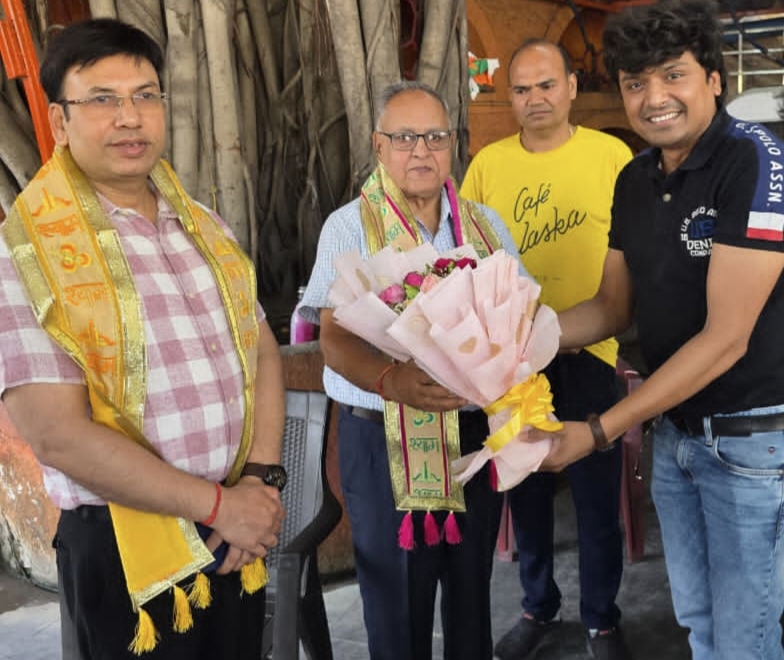 रायगढ़ में सेवा और श्रद्धा का संगम: SSP शशि मोहन सिंह ने ससुर संग किया प्रसाद वितरण!!